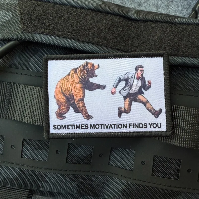 Parche táctico "Sometimes Motivation Find You", insignia moral de oso de EE. UU., parche militar con gancho y bucle para apliques de mochila