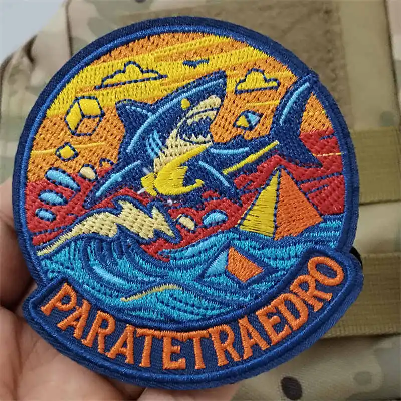 Parche bordado táctico tiburón enojado con velcro – mochilas - imagen 2