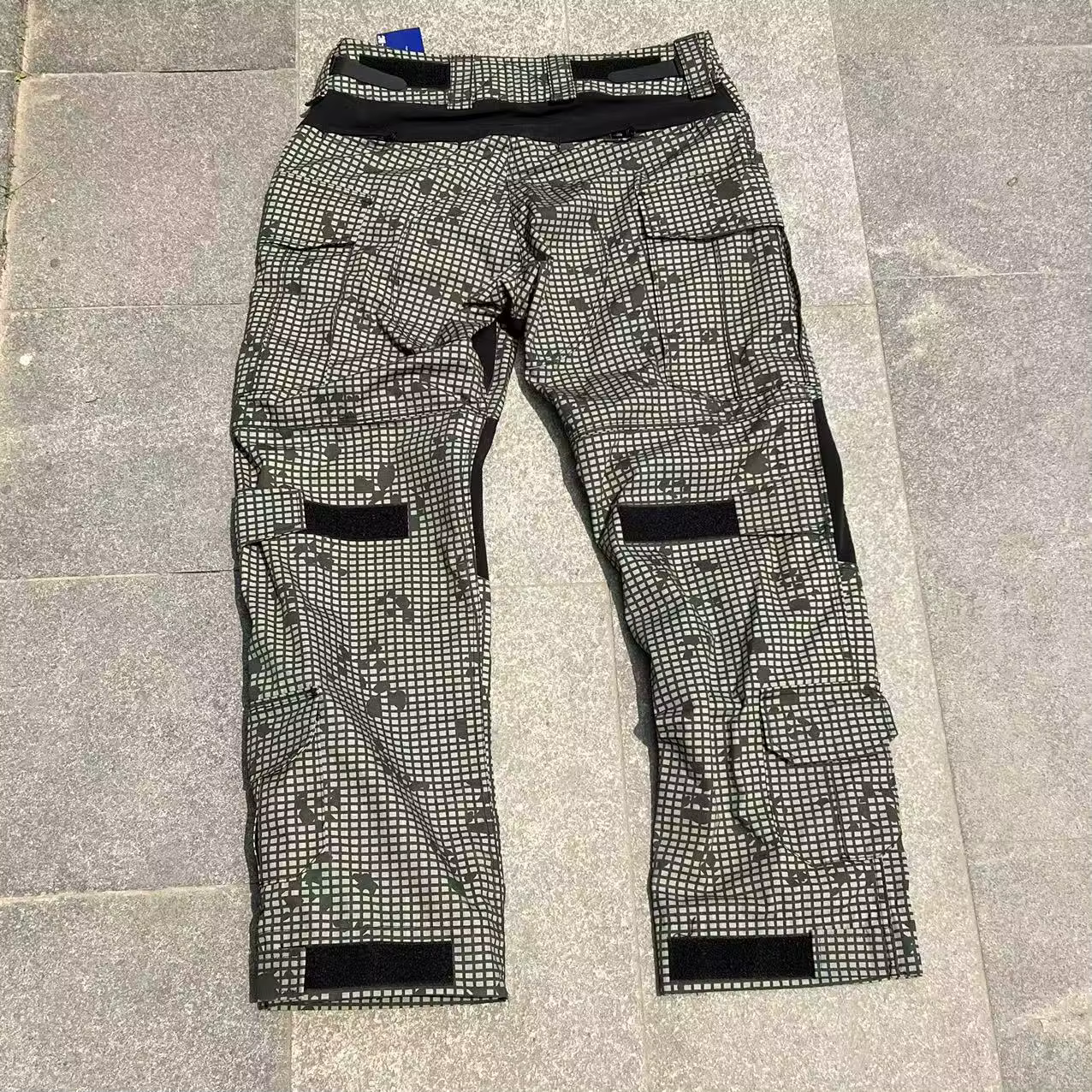 Pantalón táctico con acabado camuflado