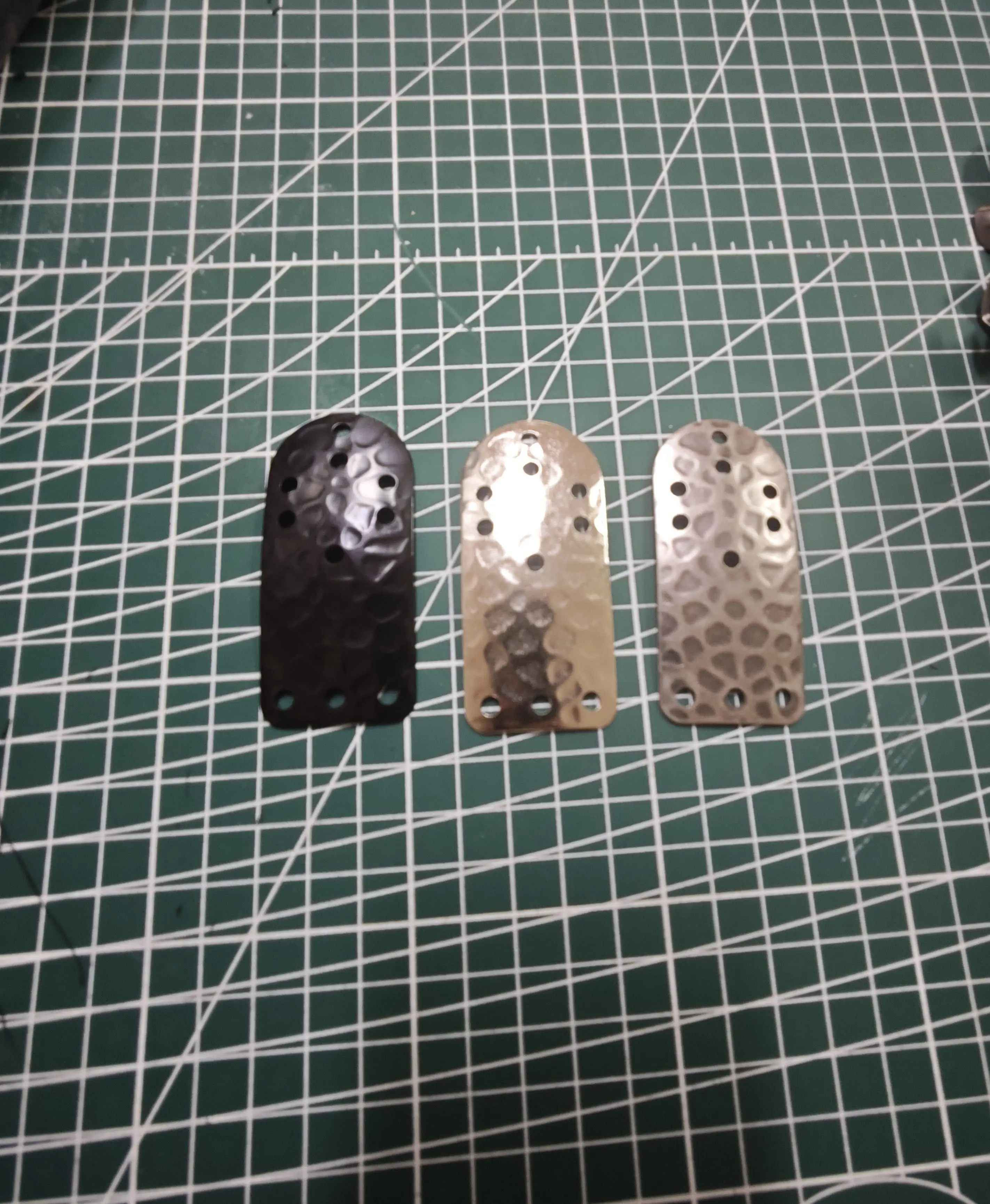 100 piezas de armadura con estampado de martillo, plateadas con plata antigua y Bk, con un espesor de 0,8 mm, pulidas - imagen 2