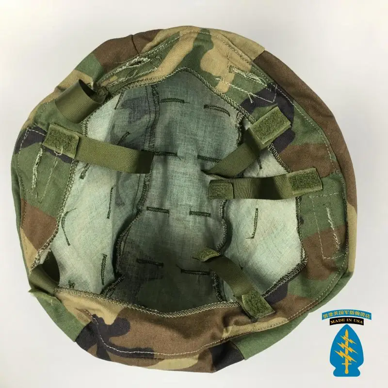Un sombrero de camuflaje con una correa verde