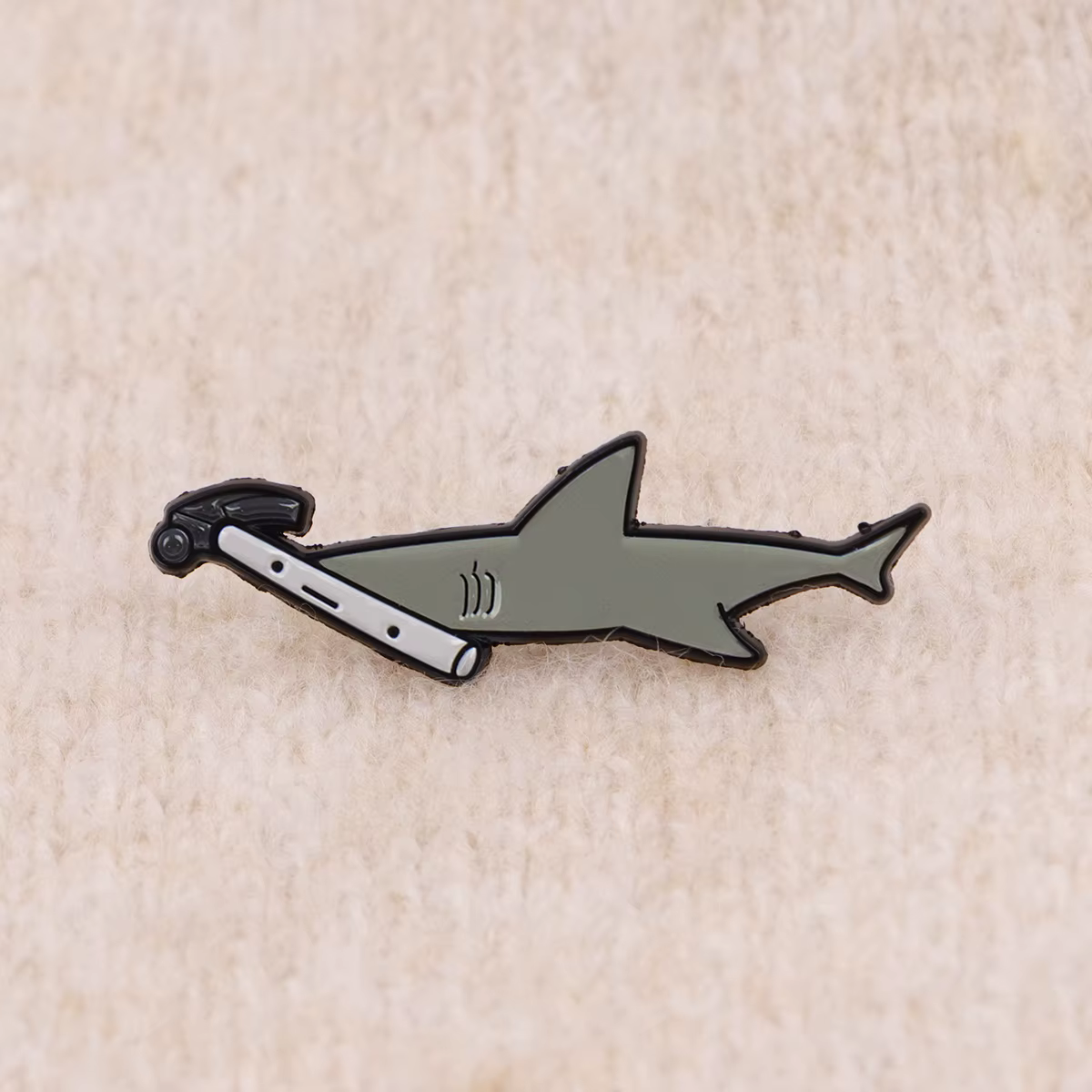 Pin metálico táctico forma tiburón esmalte, broche para mochila - imagen 3