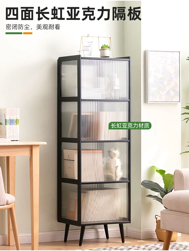 Un estante negro con puerta de vidrio y una mesa blanca con una silla