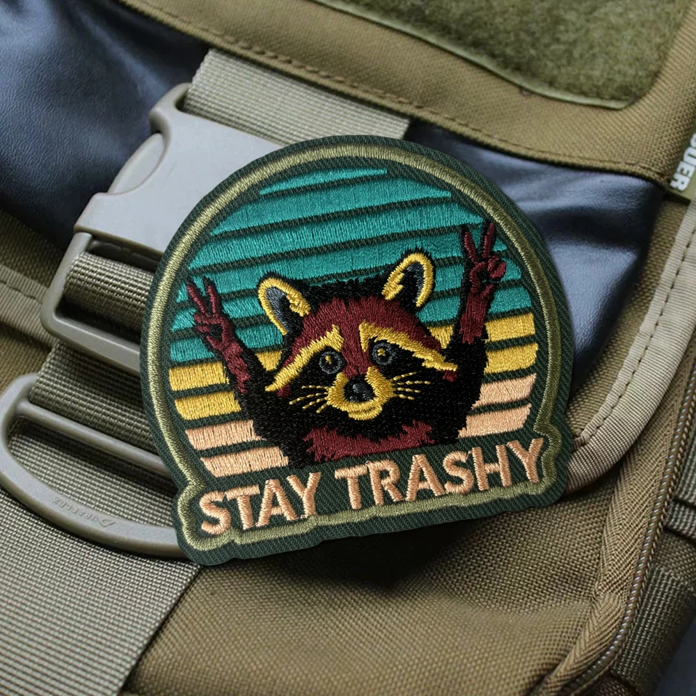 Parche táctico Stay Trashy Raccoon bordado con velcro para airsoft - imagen 5