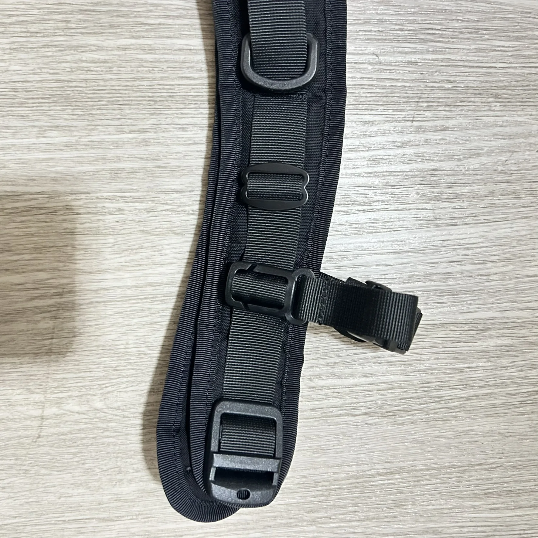 Correas de hombro para mochila táctica: diseño de camuflaje terrestre con hebillas ajustables y soporte de carga acolchado - imagen 5