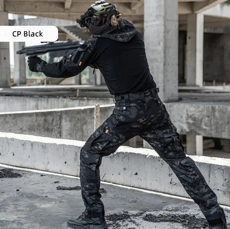 Un hombre con uniforme negro está sosteniendo una pistola