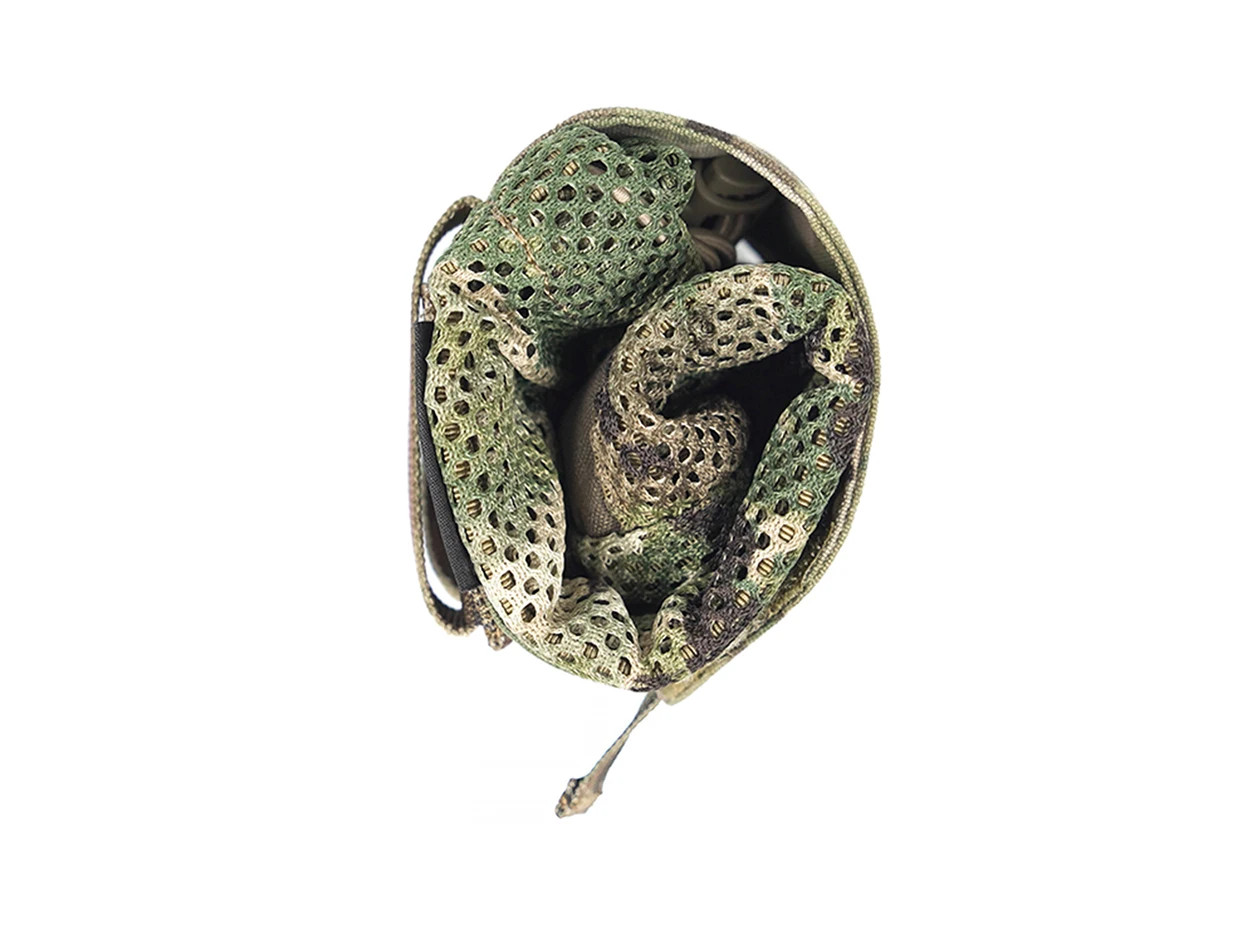 Una serpiente verde está envuelta alrededor de un palo