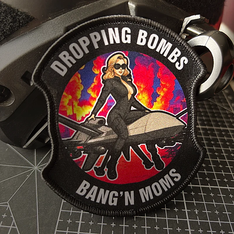 Parche táctico Dropping Bombs Bang'n Moms, insignia de moral de mujer hermosa, parches estampados, gancho y bucle, pegatina para mochila militar - imagen 2