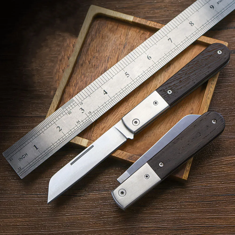 El cuchillo en posición abierta sobre superficie de madera