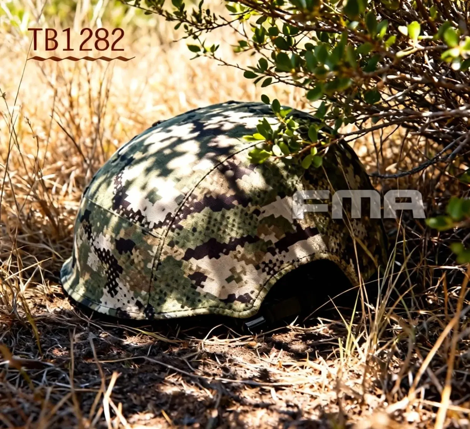 Visera casco táctico con cubierta camuflaje terrestre y montaje MOLLE