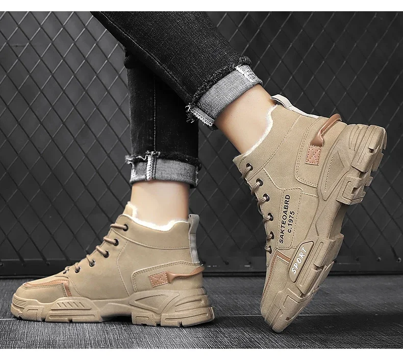 Una mujer con un par de zapatos