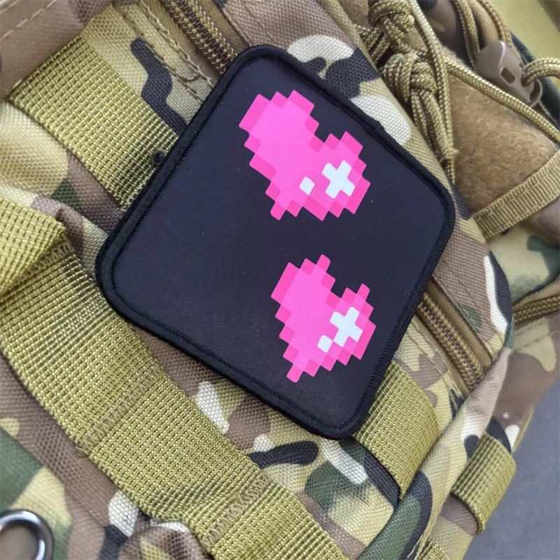 Parche con estampado de corazón de dibujos animados para ropa, insignia de moral táctica, parches con gancho, brazalete para mochila - imagen 3