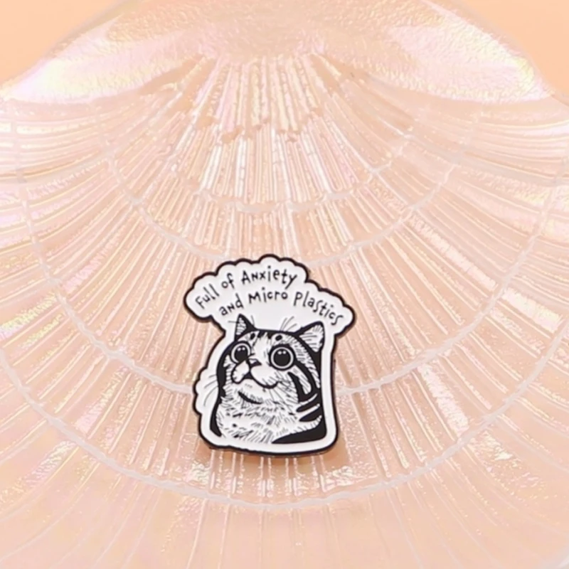 Pin de solapa esmalte gato humorístico – Ansiedad y microplásticos