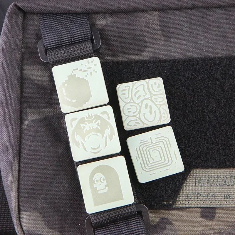 Luces nocturnas cuadradas con gancho y bucle en bolsas, parches misteriosos y discretos, insignia de moral, pegatina, decoración para ropa y mochila - imagen 5