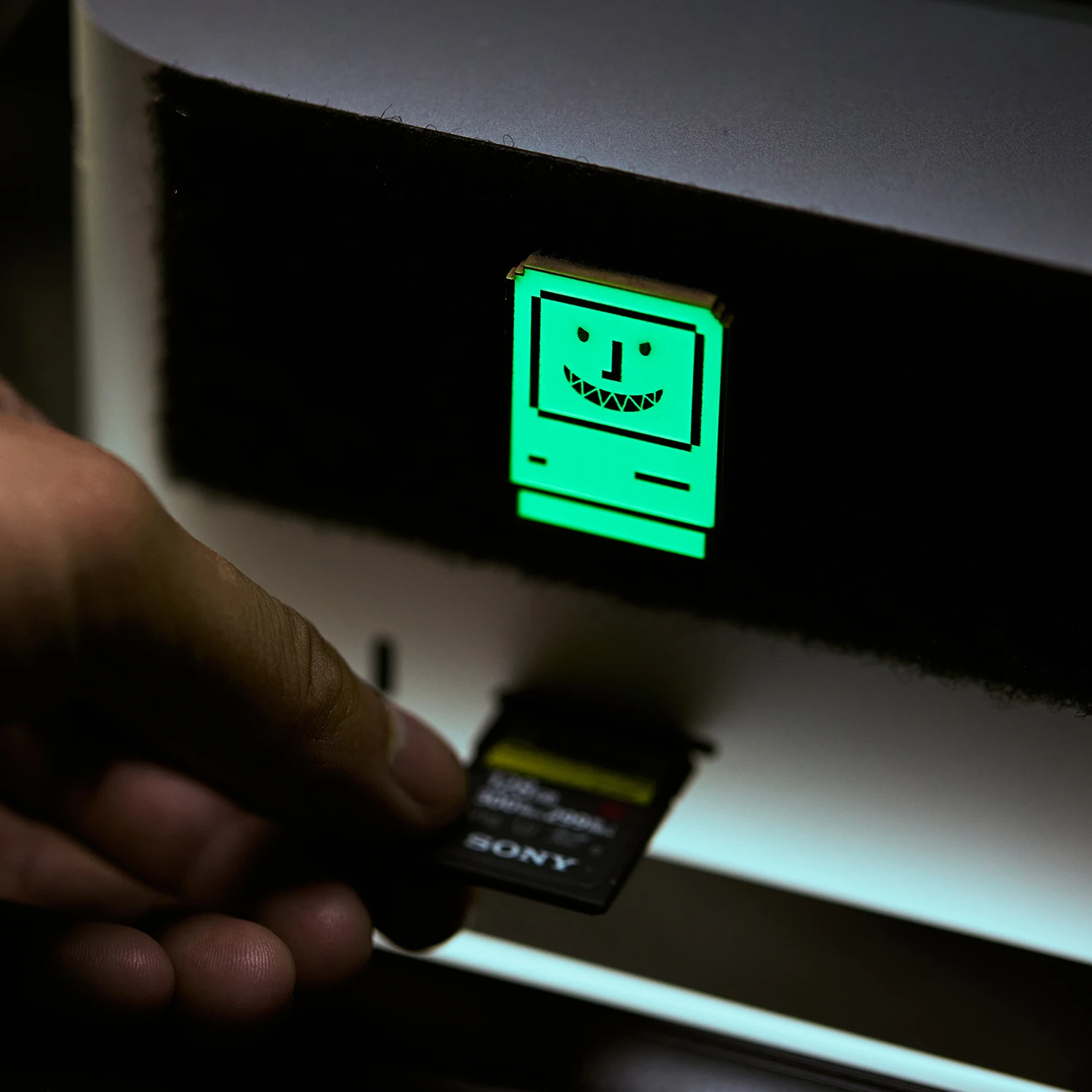 Parche luminoso de Robot sonriente, Mini insignia táctica de Metal, brazaletes militares funcionales para exteriores, bolsa de ropa decorativa con gancho - imagen 3