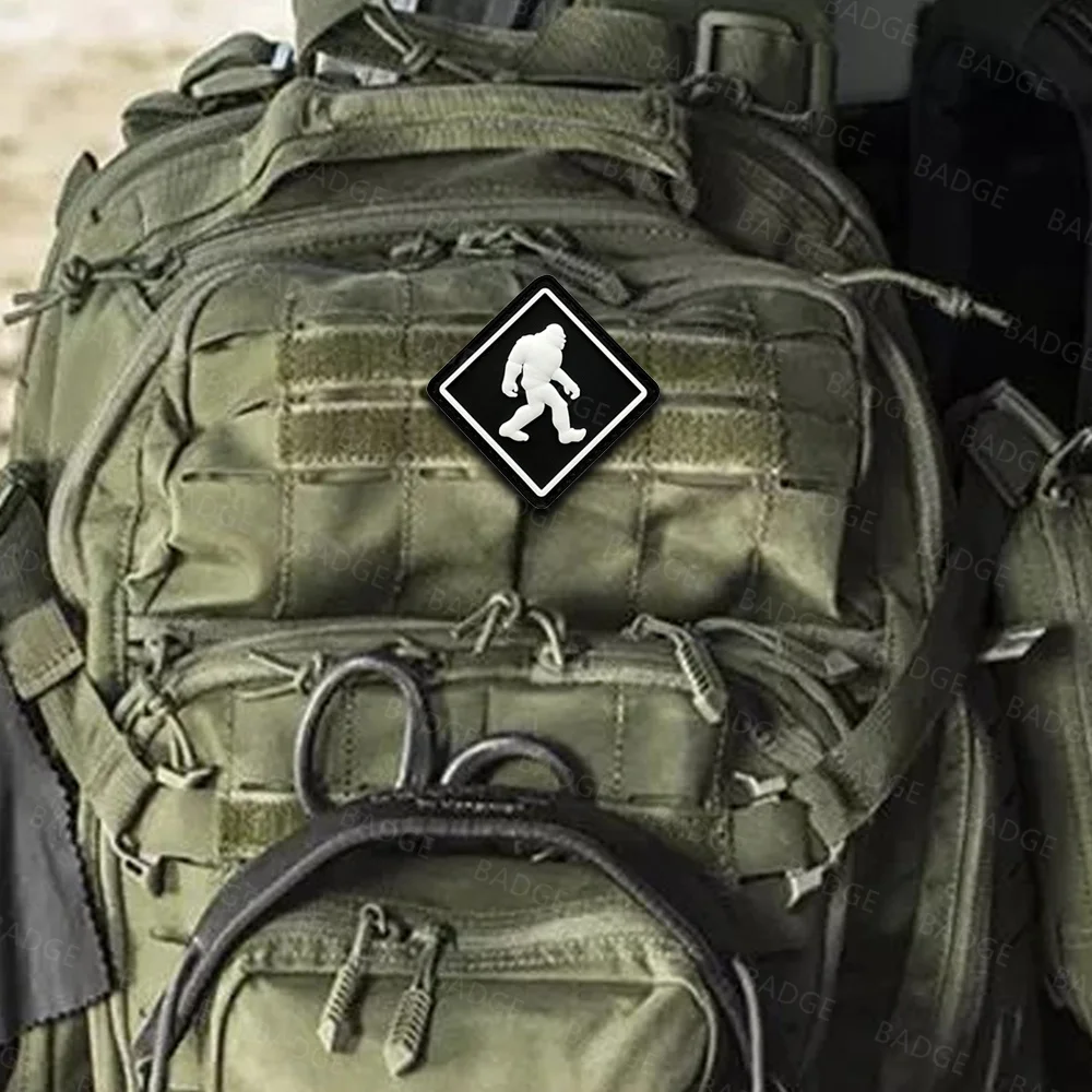 Bigfoot Sasquatch apliques parche PVC pie grande hombres insignia para gorras, bolsos, mochilas, ropa, chaleco, uniformes, engranajes tácticos - imagen 4