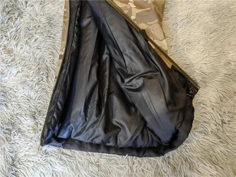 Una chaqueta negra con un forro de piel se coloca sobre una superficie cubierta de piel