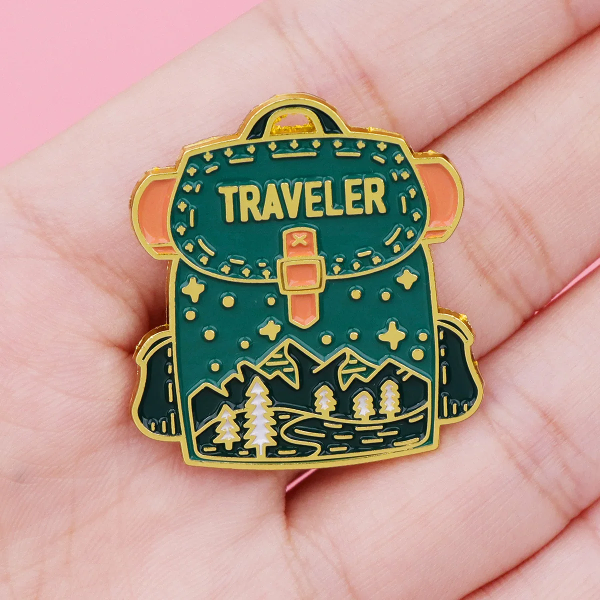 Vista del pin en prenda, ideal para estilo casual