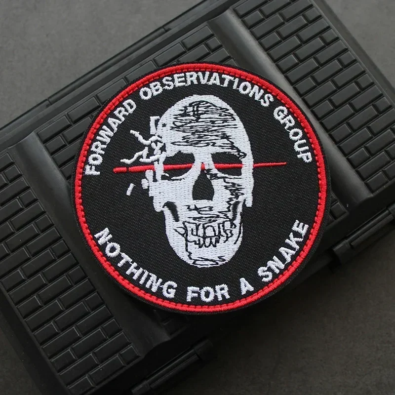 Parche táctico del equipo antiniebla, grupo de observaciones hacia adelante, brazalete con gancho y bucle, insignia de moral bordada con calavera militar en mochila - imagen 4