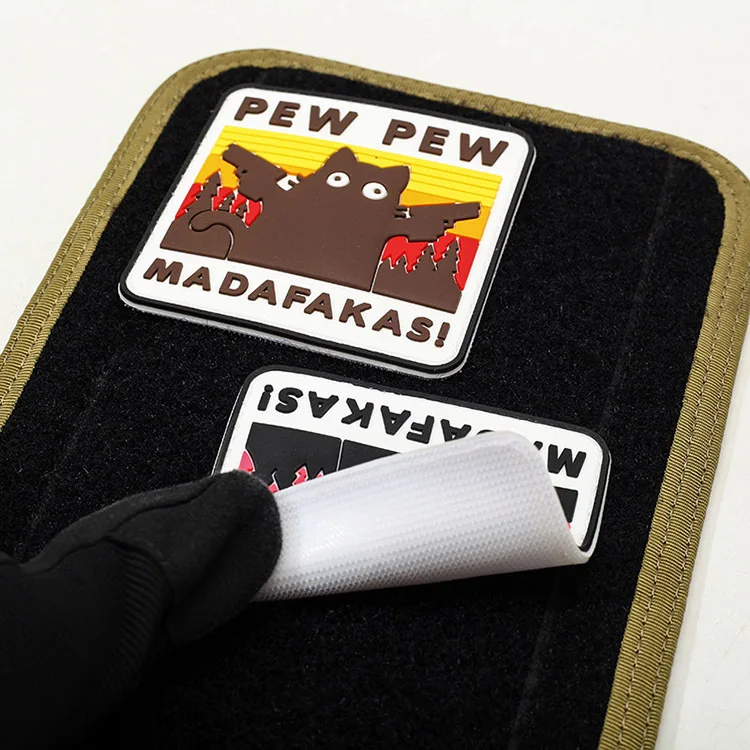 Parches Velcro Mochila TáCticos De Bordados 1 unidad luminosa "PEW PEW CAT" gato negro con pistolas parche de PVC Velcros táctico gancho y bucle-insignia de moral militar para mochila Molle - imagen 3