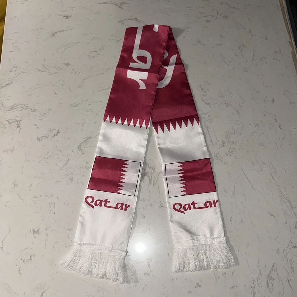 Bufanda Qatar fútbol doble cara satén estampada con borlas - imagen 3