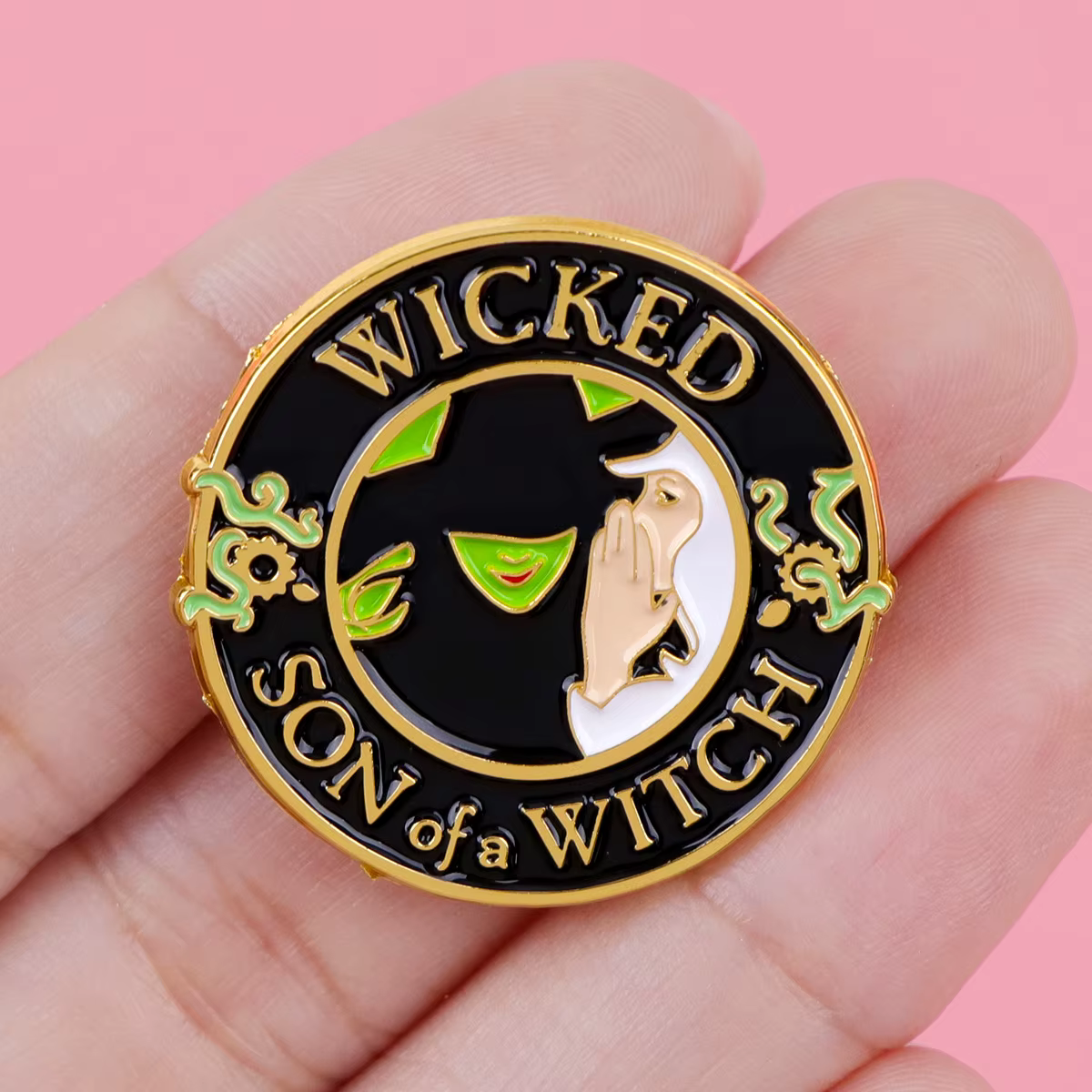 Pin esmaltado bruja gótica – Broche para chaqueta mochila y solapa - imagen 2
