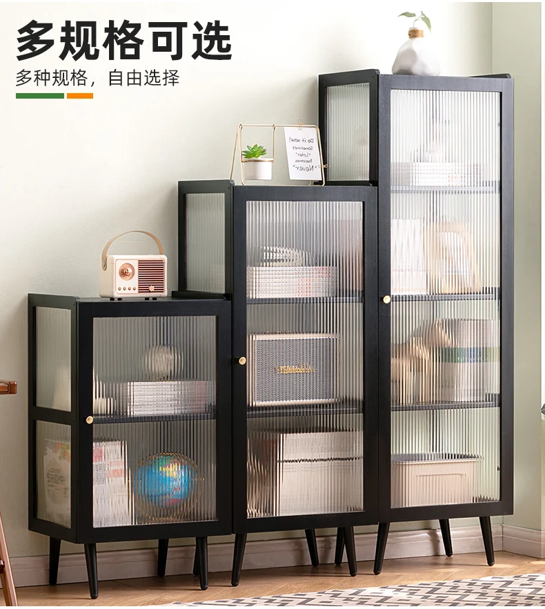 Un estante negro con puertas de vidrio y un letrero en la parte superior