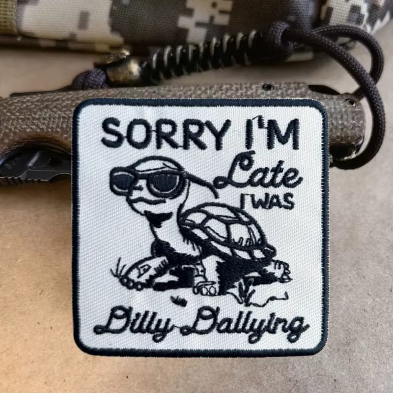 Parche bordado moral Llegué tarde – Insignia velcro chaleco táctico - imagen 4
