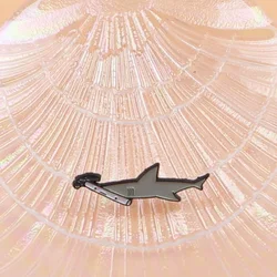 Pin metálico táctico forma tiburón esmalte, broche para mochila