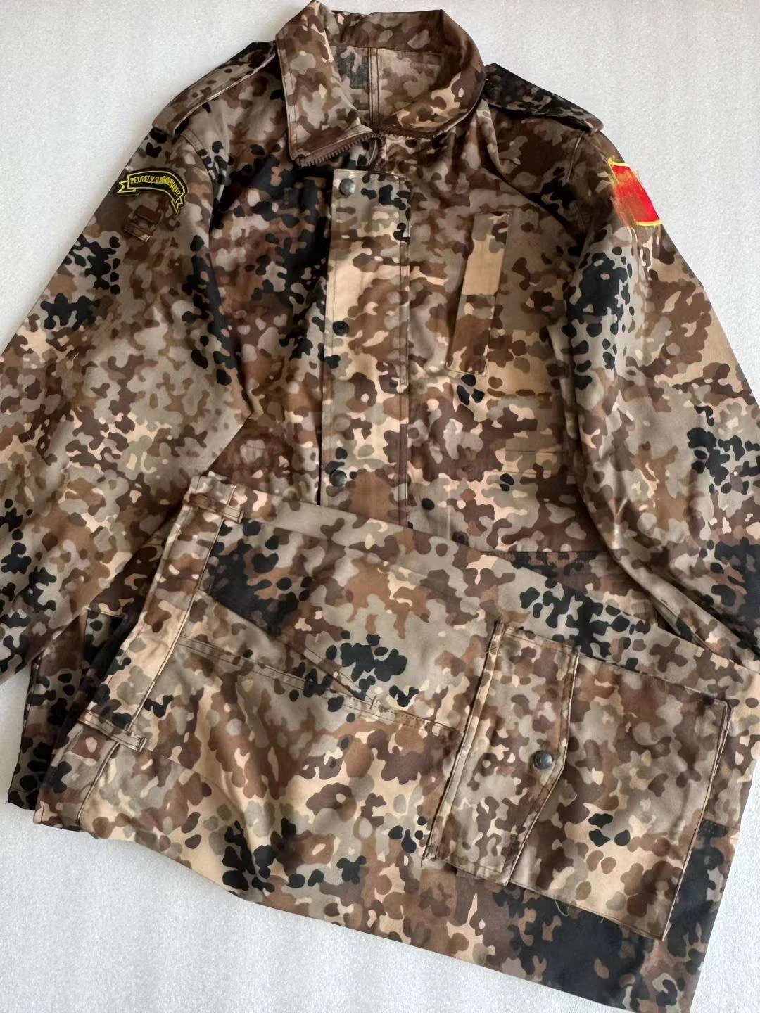 Ropa de entrenamiento táctico al aire libre, brazaletes, conjunto de traje de camuflaje para senderismo y caza.