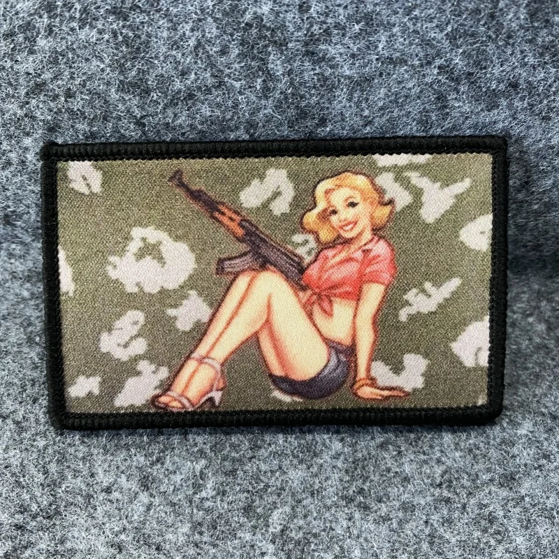 Pegatinas de Tela con estampado de chica bonita, pegatinas de gancho y bucle con pistola, insignia de moral Meme divertida femenina Sexy, mochila, pegatinas tácticas, emblema - imagen 4