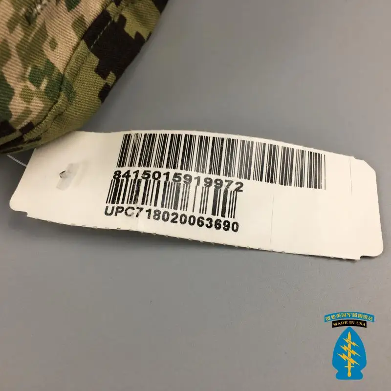 Un código de barras está en una etiqueta blanca