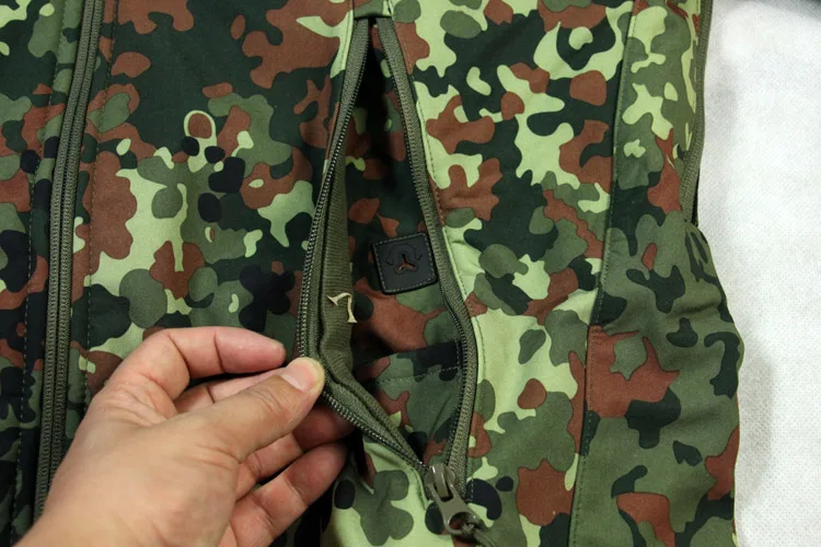 una cremallera en la chaqueta de camuflaje