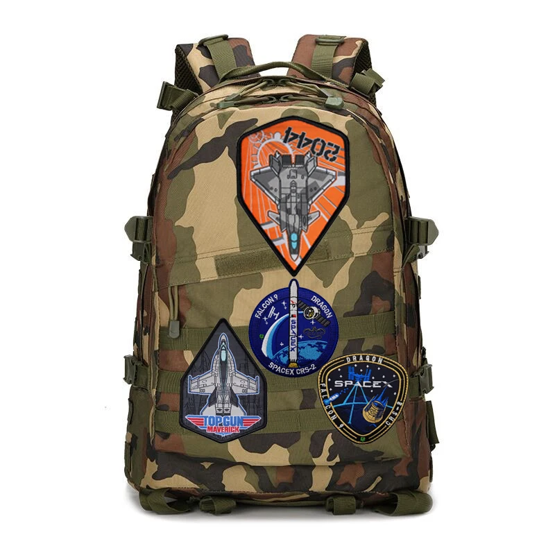 Una mochila de camuflaje con pegatinas