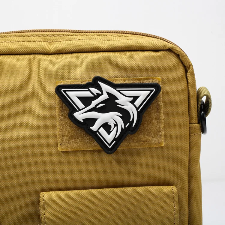 Parche de cabeza de Lobo Triangular luminoso de PVC, insignia de moral táctica, brazalete militar, parches de gancho y bucle, pegatina decorativa para mochila - imagen 5