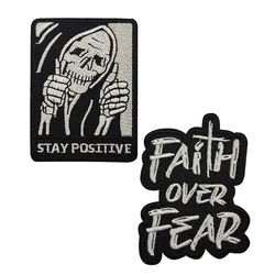 Fique positivo, fe sobre el miedo, emblema inspirador, apliques para ropa, parches bordados, gancho y bucle, insignias de moral táctica