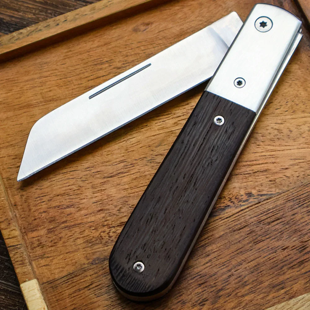 El cuchillo plegado sobre una mesa, junto a su estuche