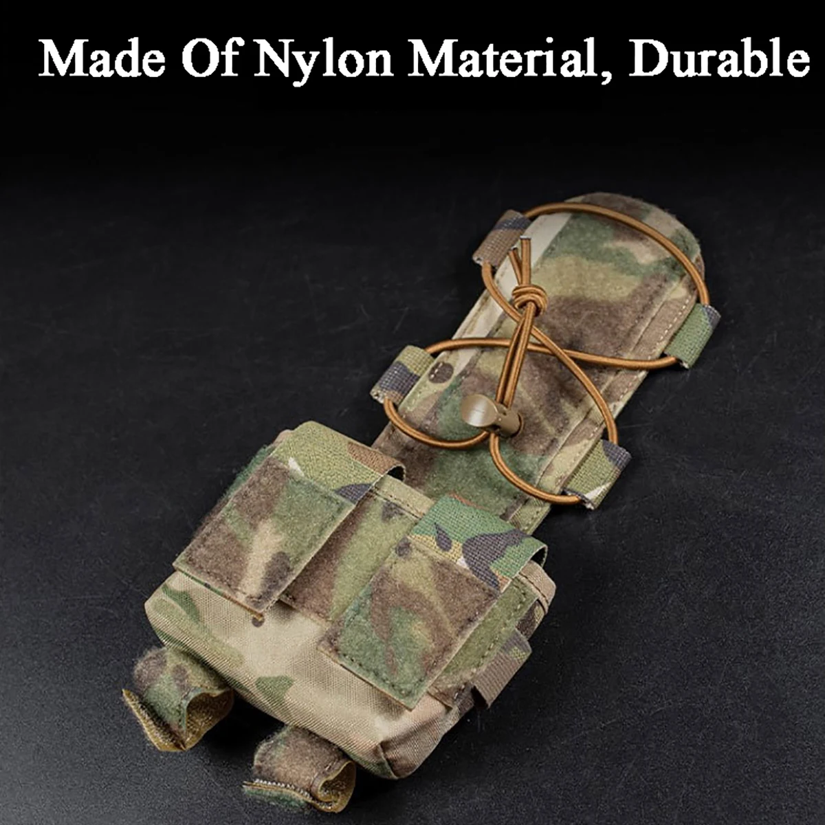 Una bolsa de camuflaje con una cuerda atada a su alrededor