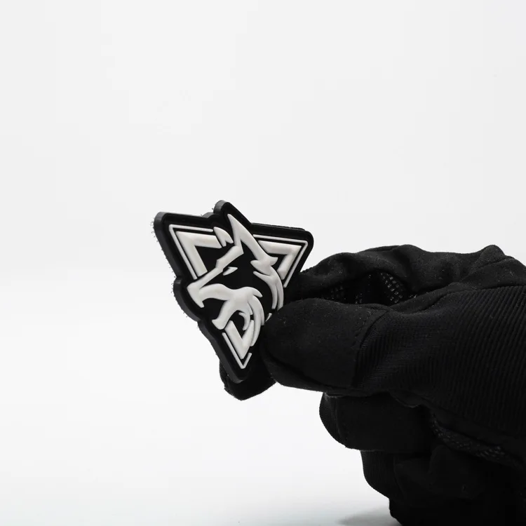 Parche de cabeza de Lobo Triangular luminoso de PVC, insignia de moral táctica, brazalete militar, parches de gancho y bucle, pegatina decorativa para mochila - imagen 4