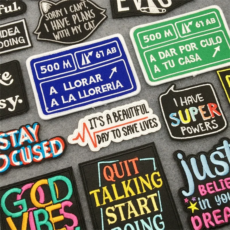 Parche bordado con eslogan de letras blancas y negras para ropa, insignia de planchado, etiquetas adhesivas para chaqueta, rayas, apliques de letras
