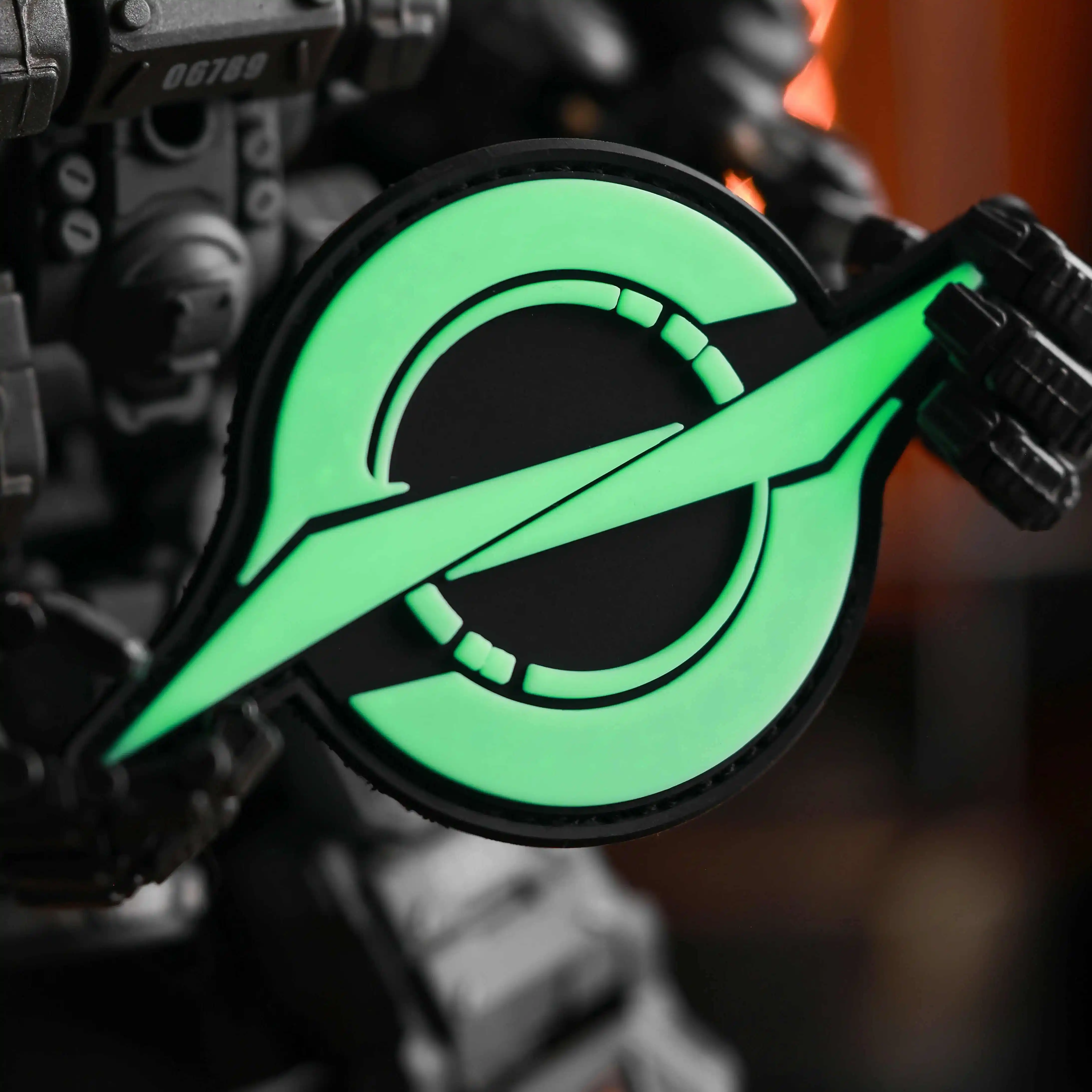 Parche luminoso de PVC 3D con agujero negro, insignia de goma táctica que brilla en la oscuridad para ropa, mochila, decoración de chaleco - imagen 3