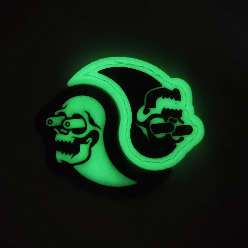 Insignia de moral fantasma de cabeza de calavera en blanco y negro, Parche de gancho y bucle de PVC 3D, pegatina de decoración de mochila, brazalete táctico, Tai Chi, Yin Yang - imagen 4