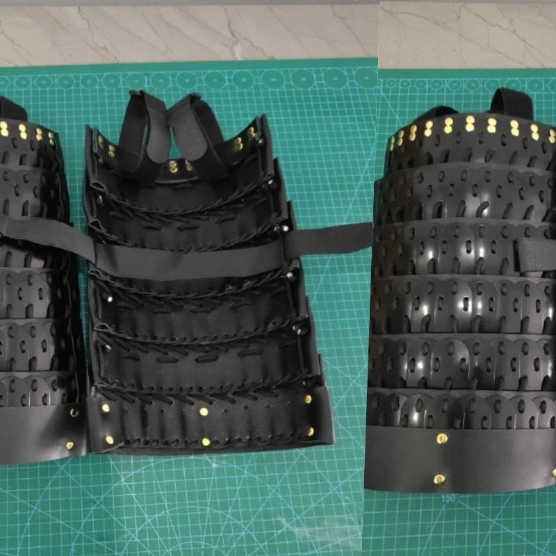 Protectores de brazo de hombro con forro de cuero Placas de armadura negras Espesor de placa: 0,8 mm Un par (dos piezas)