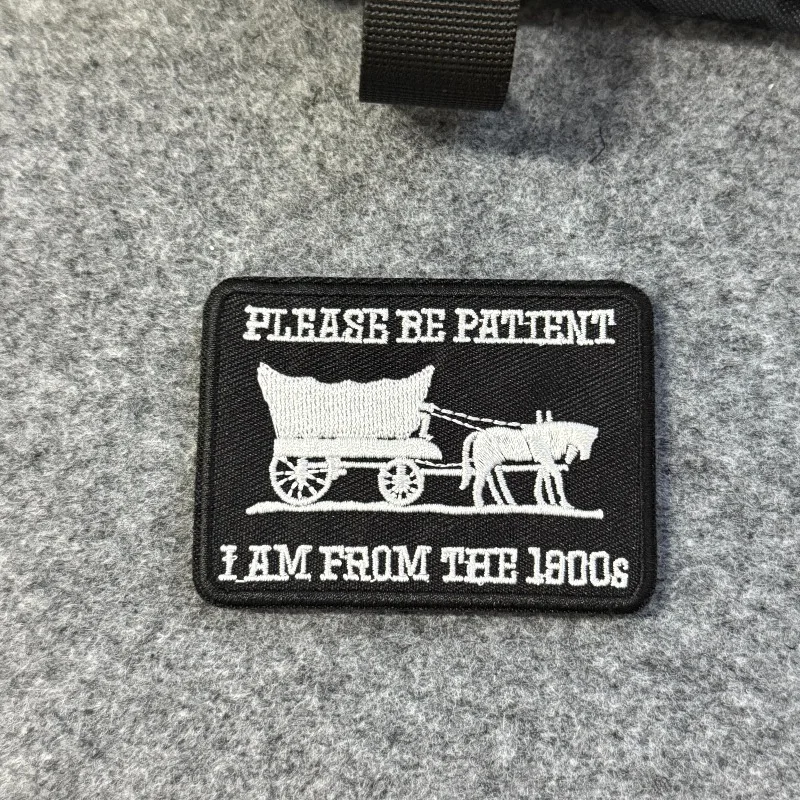 Parche bordado de vagón de caballos Vintage divertido "Por favor sea paciente soy de los años 1900" insignia de gancho y bucle para chaqueta mochila sombrero - imagen 3