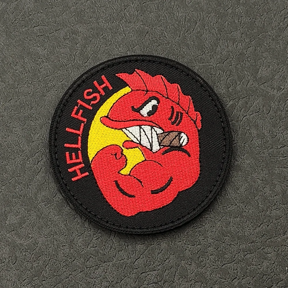 Parche bordado Flying Hellfish – Emblema circular Los Simpson para mochila - imagen 2