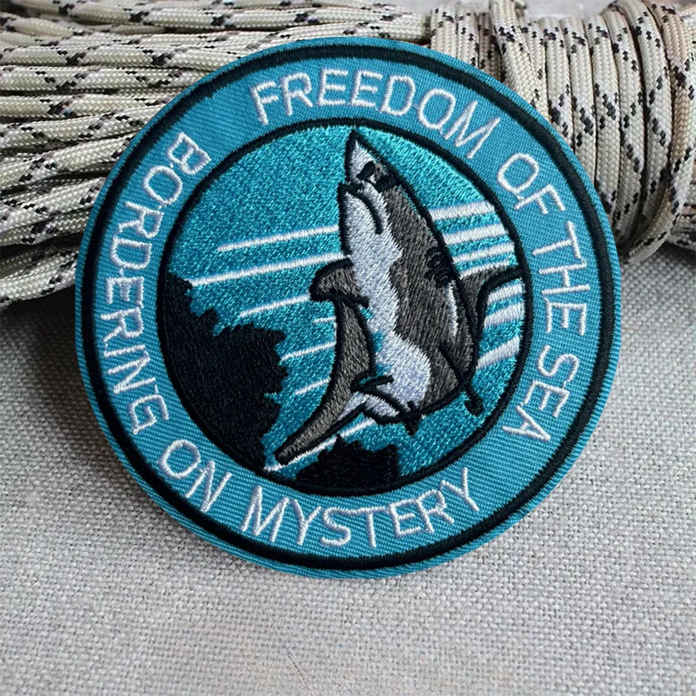 Parches tácticos con bordado de tiburones, parche divertido con gancho y bucle, insignia de moral del ejército militar, pegatinas para mochila - imagen 2