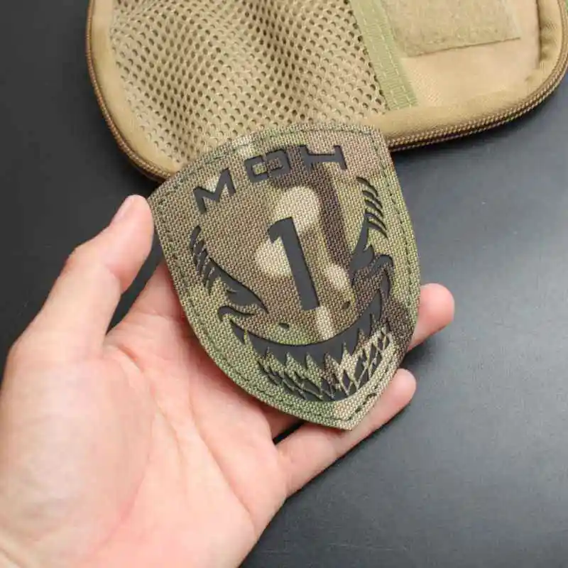 Parche reflectante camuflaje tipo escudo con gancho para mochila - imagen 3