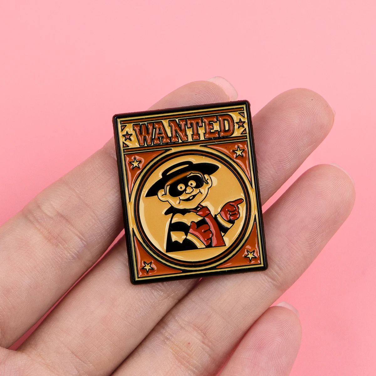 Vista frontal del broche de esmalte con diseño de ladrón de dibujos animados