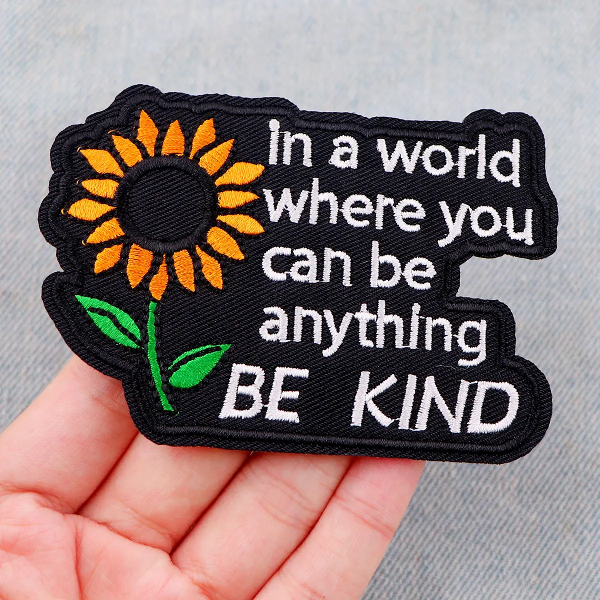 Parche bordado girasol con frase motivacional para chaqueta - imagen 5