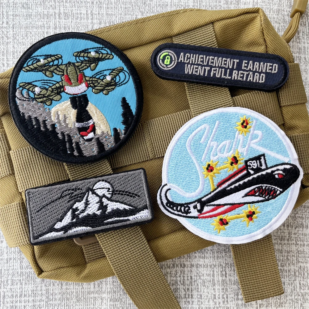Parches de insignia de moral de avión de tiburón militar del ejército de drones, brazalete bordado, mochila táctica, pegatina de montañas siberianas